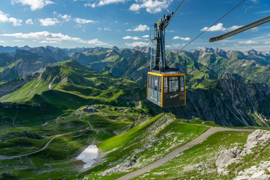 Berggasthöfe, Alpenvereinshütten und der Sommer-Bergbahn-Fahrplan
